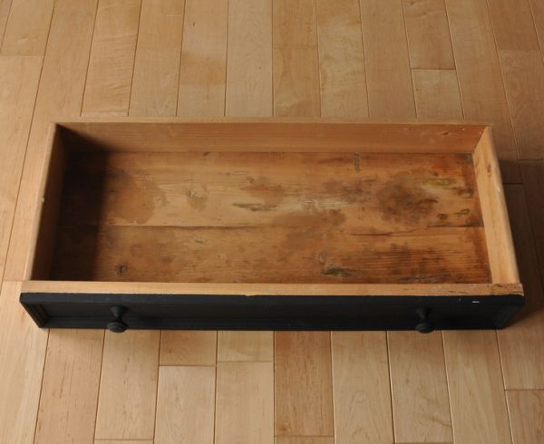 アンティークのキャビネット　アンティーク家具　フレンチスタイルのアンティーク家具、ブラックペイントのキャビネット。引き出しの内側もキレイな状態なので何でも入れられます。(d-1161-f)