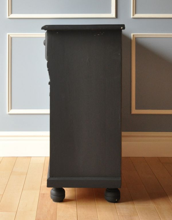 アンティークのキャビネット　アンティーク家具　フレンチスタイルのアンティーク家具、ブラックペイントのキャビネット。サイドもきれいにペイントされています。(d-1161-f)