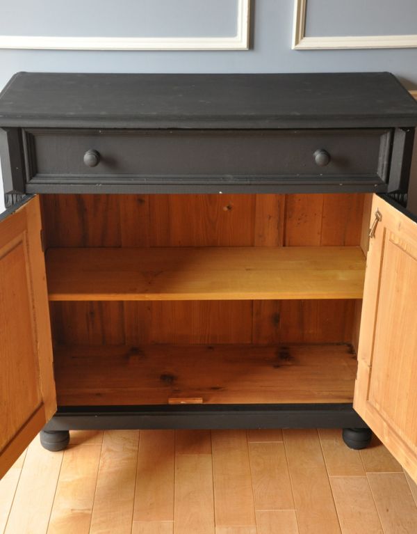 アンティークのキャビネット　アンティーク家具　フレンチスタイルのアンティーク家具、ブラックペイントのキャビネット。内側はキレイな状態です。(d-1161-f)