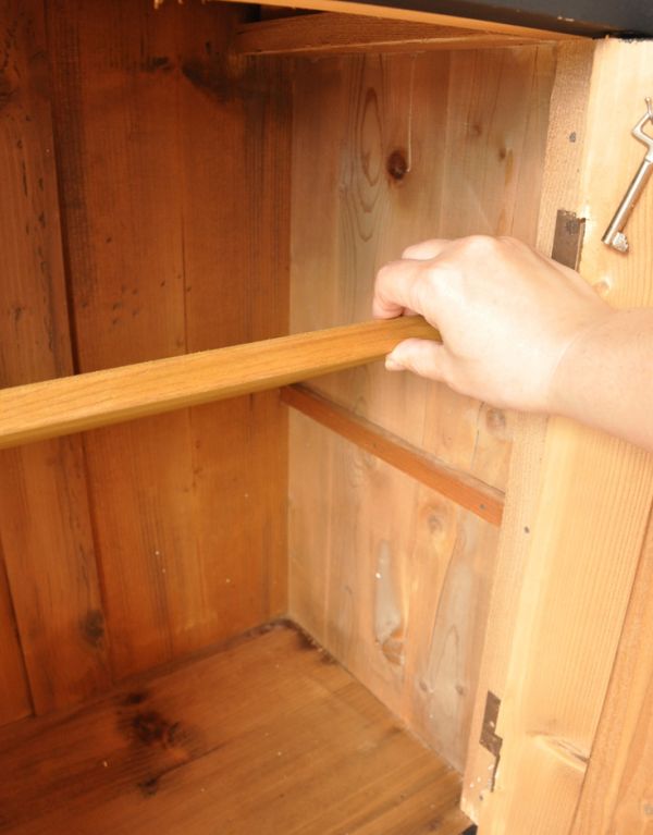 アンティークのキャビネット　アンティーク家具　フレンチスタイルのアンティーク家具、ブラックペイントのキャビネット。棚板があるので、整理整頓がしやすいですよ。(d-1161-f)