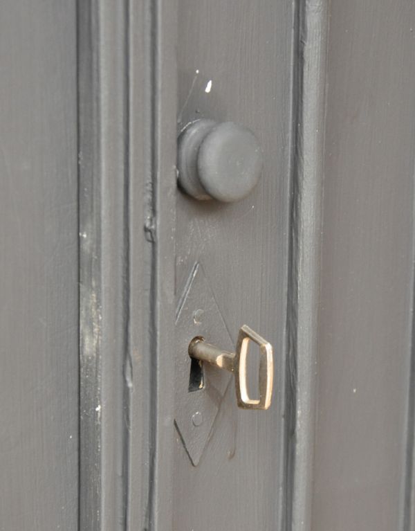 アンティークのキャビネット　アンティーク家具　フレンチスタイルのアンティーク家具、ブラックペイントのキャビネット。アンティークの鍵が付いています。(d-1161-f)