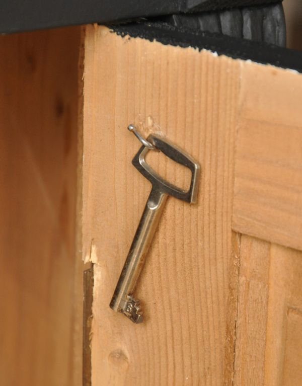 アンティークのキャビネット　アンティーク家具　フレンチスタイルのアンティーク家具、ブラックペイントのキャビネット。鍵は引っ掛けて保管できます。(d-1161-f)