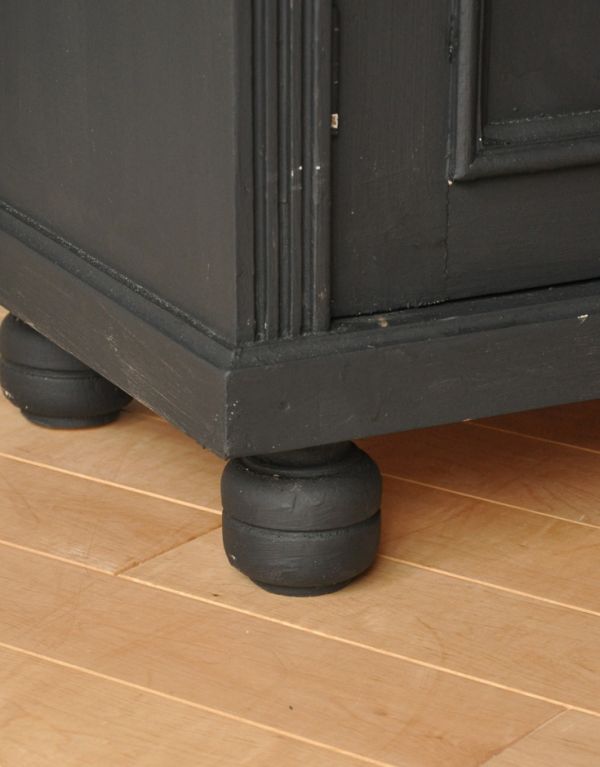 アンティークのキャビネット　アンティーク家具　フレンチスタイルのアンティーク家具、ブラックペイントのキャビネット。しっかりお直ししてあるので安定感があります。(d-1161-f)