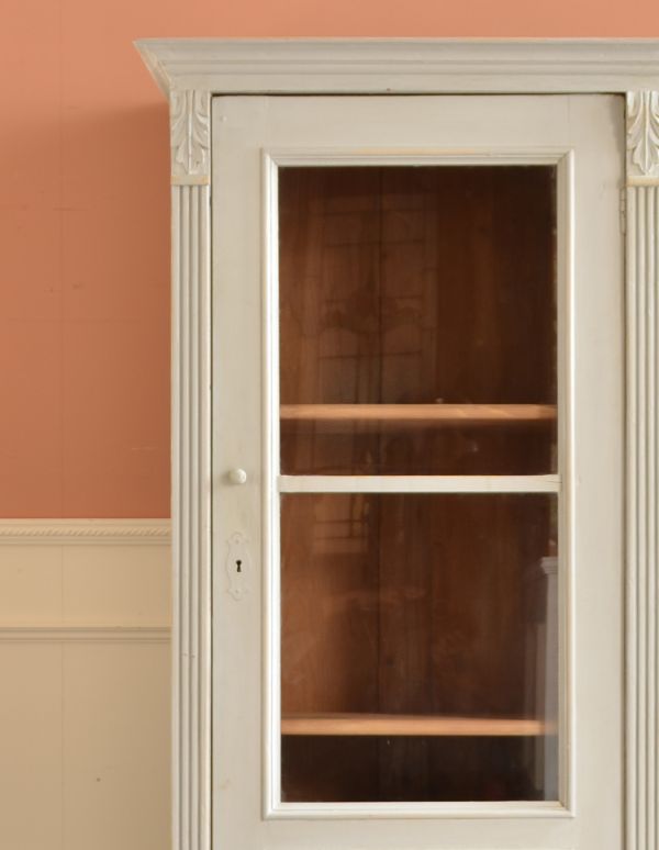 アンティークのキャビネット　アンティーク家具　フレンチスタイルのアンティーク家具、ホワイトペイントのガラスキャビネット。貴重なアンティークのガラスが残っていました。(d-1163-f)