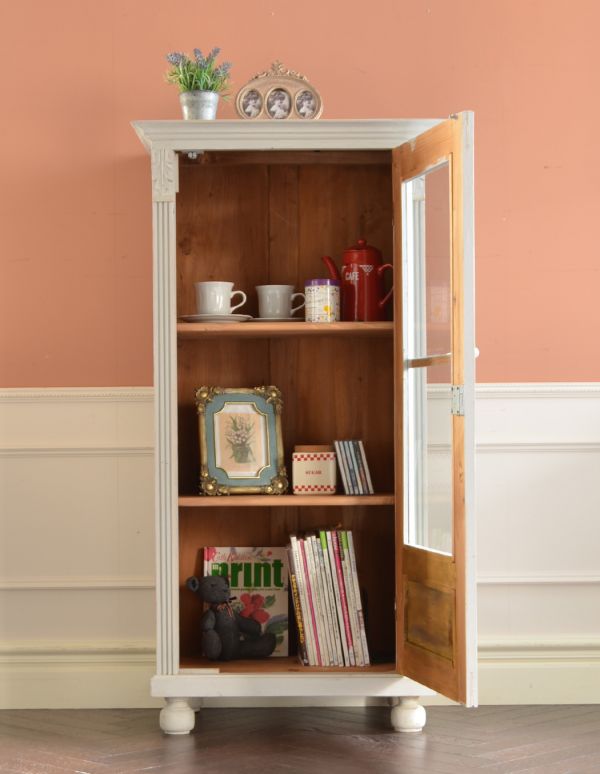 アンティークのキャビネット　アンティーク家具　フレンチスタイルのアンティーク家具、ホワイトペイントのガラスキャビネット。キレイにメンテナンスをしてお届けします。(d-1163-f)