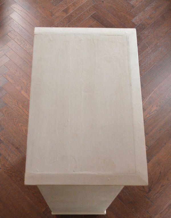 アンティークのキャビネット　アンティーク家具　フレンチスタイルのアンティーク家具、ホワイトペイントのガラスキャビネット。天板もキレイです。(d-1163-f)