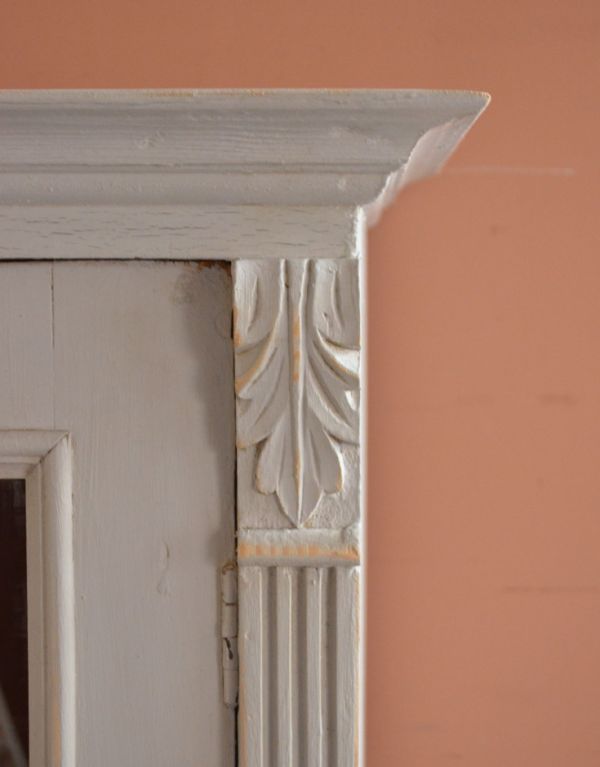 アンティークのキャビネット　アンティーク家具　フレンチスタイルのアンティーク家具、ホワイトペイントのガラスキャビネット。美しい彫にうっとり。(d-1163-f)