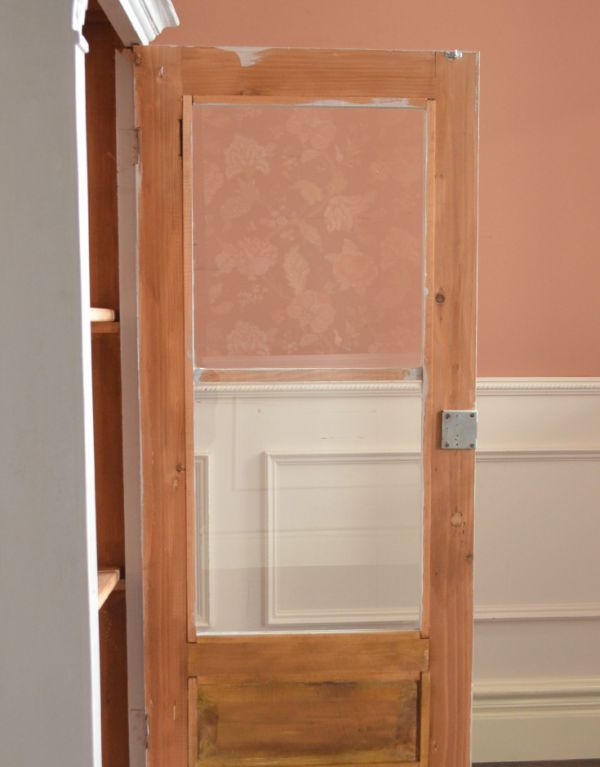 アンティークのキャビネット　アンティーク家具　フレンチスタイルのアンティーク家具、ホワイトペイントのガラスキャビネット。ガラスももちろん当時のもの。(d-1163-f)