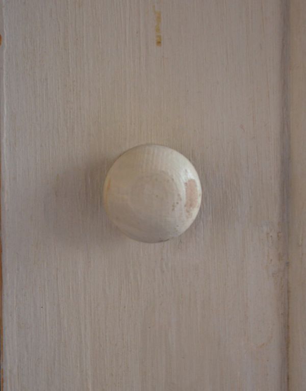 アンティークのキャビネット　アンティーク家具　フレンチスタイルのアンティーク家具、ホワイトペイントのガラスキャビネット。風合いがいい感じの取っ手。(d-1163-f)