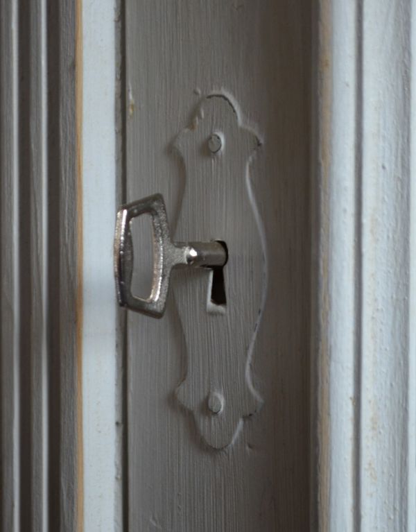 アンティークのキャビネット　アンティーク家具　フレンチスタイルのアンティーク家具、ホワイトペイントのガラスキャビネット。鍵を引っ掛けて取っ手のようにして開閉してください。(d-1163-f)