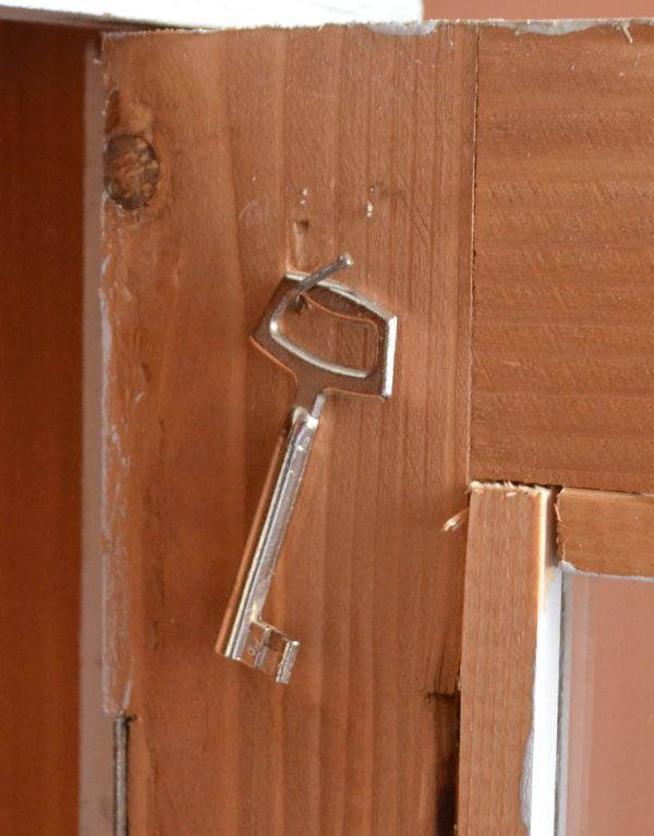 アンティークのキャビネット　アンティーク家具　フレンチスタイルのアンティーク家具、ホワイトペイントのガラスキャビネット。鍵はこのように引っ掛けて保管できます。(d-1163-f)