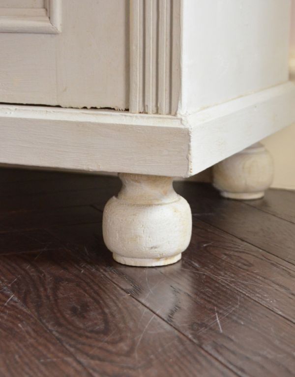 アンティークのキャビネット　アンティーク家具　フレンチスタイルのアンティーク家具、ホワイトペイントのガラスキャビネット。玉ねぎ形の脚。(d-1163-f)