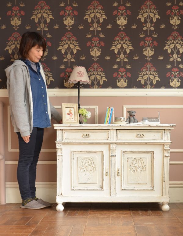 アンティークのキャビネット アンティーク家具 フランスのアンティークペイント家具、彫りの素敵なキャビネット。リビングの電話台にもオススメです。(d-1166-f)