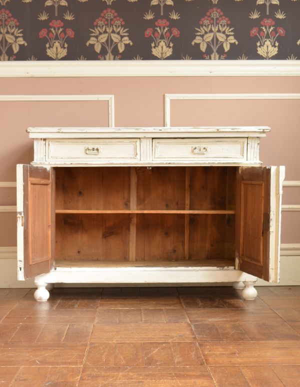 アンティークのキャビネット アンティーク家具 フランスのアンティークペイント家具、彫りの素敵なキャビネット。見た目の美しさはモチロン、しっかり収納力もある優れたキャビネットです。(d-1166-f)