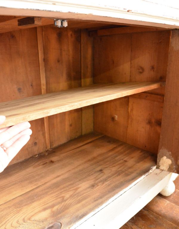 アンティークのキャビネット アンティーク家具 フランスのアンティークペイント家具、彫りの素敵なキャビネット。棚板は可動します。(d-1166-f)