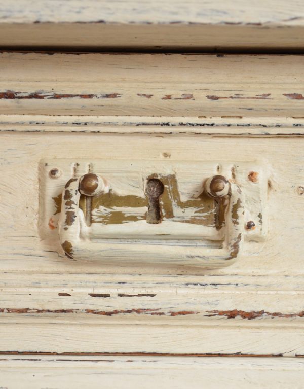 アンティークのキャビネット アンティーク家具 フランスのアンティークペイント家具、彫りの素敵なキャビネット。風合いがいい感じの鍵穴と取っ手。(d-1166-f)