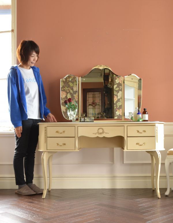 サイドバイサイド アンティーク家具 アンティークのフレンチインテリア、三面鏡ドレッサー(ドレッシングチェスト)。華があって、ドールハウスにあるような可愛いデザイン。(d-1170-f)