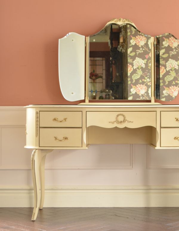 サイドバイサイド アンティーク家具 アンティークのフレンチインテリア、三面鏡ドレッサー(ドレッシングチェスト)。引き出しがあるので、細々したものを収納できます。(d-1170-f)