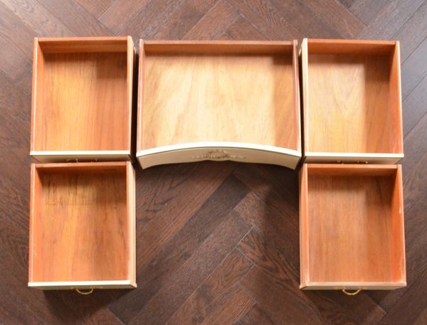 サイドバイサイド アンティーク家具 アンティークのフレンチインテリア、三面鏡ドレッサー(ドレッシングチェスト)。小さな引き出しがあるので、細々したものを収納できます。(d-1170-f)