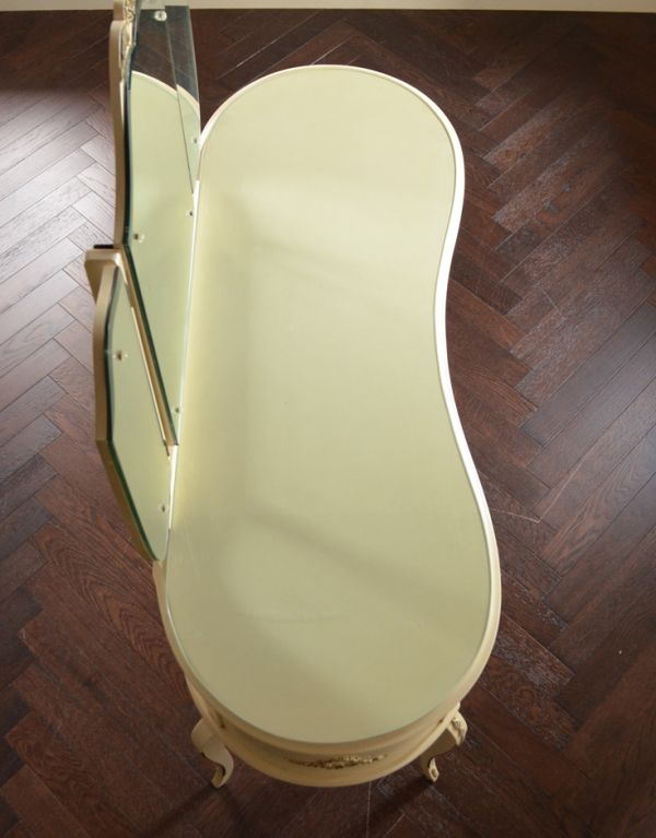 サイドバイサイド アンティーク家具 アンティークのフレンチインテリア、三面鏡ドレッサー(ドレッシングチェスト)。天板もキレイに塗装を仕上げました。(d-1170-f)