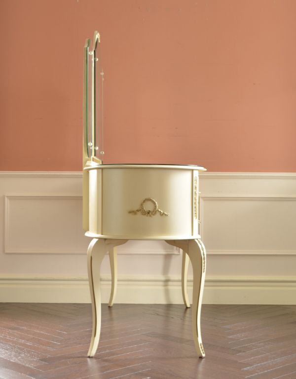 サイドバイサイド アンティーク家具 アンティークのフレンチインテリア、三面鏡ドレッサー(ドレッシングチェスト)。サイドにも可愛い飾り。(d-1170-f)