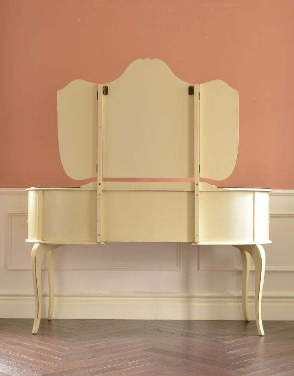 サイドバイサイド アンティーク家具 アンティークのフレンチインテリア、三面鏡ドレッサー(ドレッシングチェスト)。きちんとメンテナンスしてあるので、裏側もキレイです。(d-1170-f)