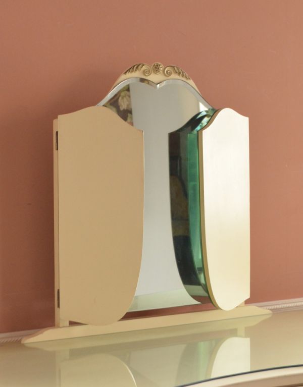 サイドバイサイド アンティーク家具 アンティークのフレンチインテリア、三面鏡ドレッサー(ドレッシングチェスト)。ミラーは三面鏡は閉じることができるんです。(d-1170-f)