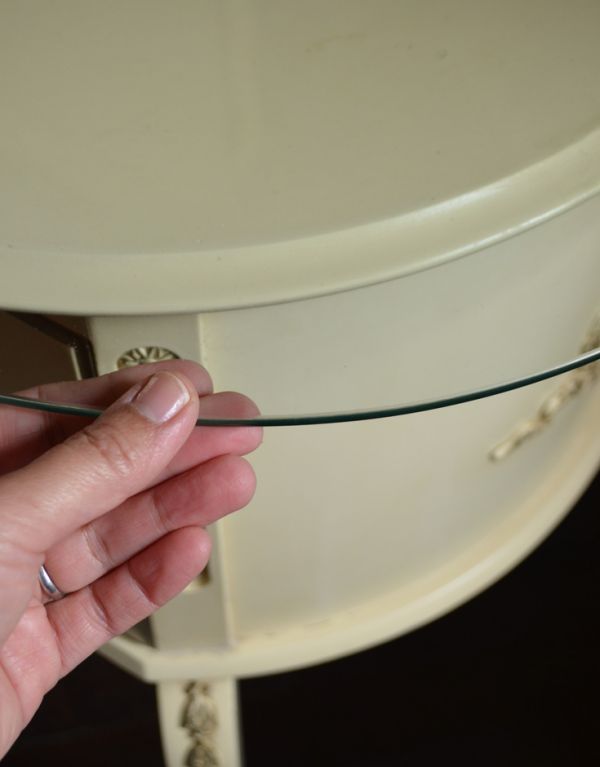 サイドバイサイド アンティーク家具 アンティークのフレンチインテリア、三面鏡ドレッサー(ドレッシングチェスト)。天板にはガラス板が乗っています。(d-1170-f)