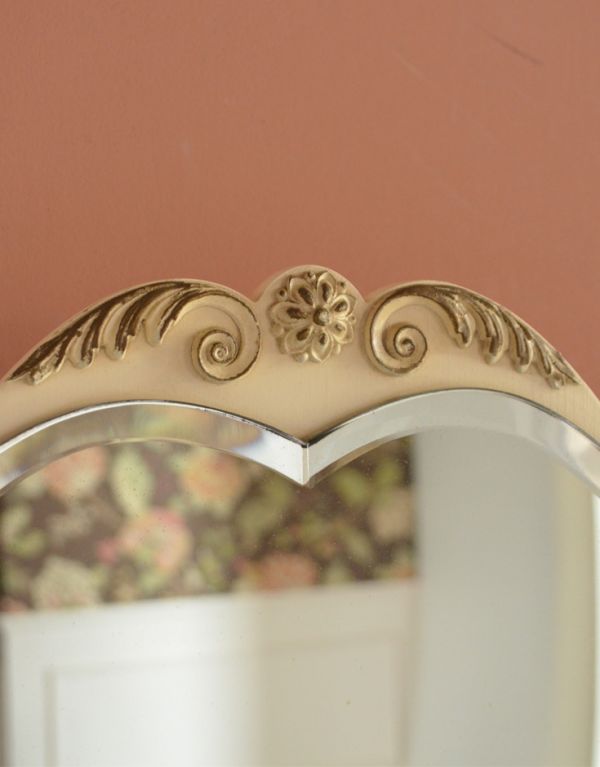 サイドバイサイド アンティーク家具 アンティークのフレンチインテリア、三面鏡ドレッサー(ドレッシングチェスト)。トップにはアンティークならではの繊細な装飾があります。(d-1170-f)