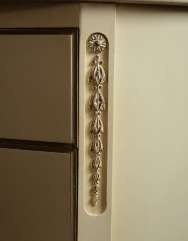 サイドバイサイド アンティーク家具 アンティークのフレンチインテリア、三面鏡ドレッサー(ドレッシングチェスト)。引き出しの横にも華奢で女性らしい装飾が付いています。(d-1170-f)