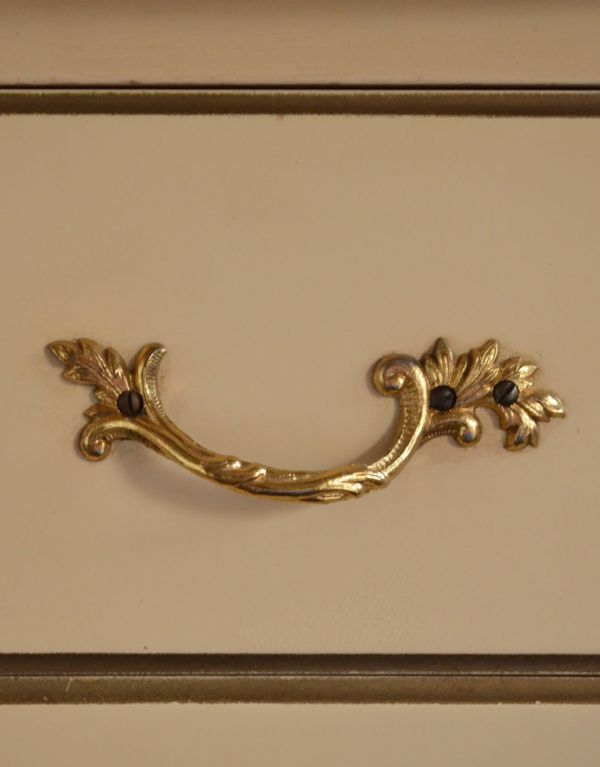 サイドバイサイド アンティーク家具 アンティークのフレンチインテリア、三面鏡ドレッサー(ドレッシングチェスト)。取っ手は蔦のような凝ったデザイン。(d-1170-f)