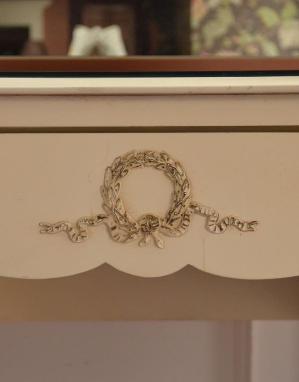 サイドバイサイド アンティーク家具 アンティークのフレンチインテリア、三面鏡ドレッサー(ドレッシングチェスト)。キャビネットの両サイドと、引き出しにリースモチーフの装飾があります。(d-1170-f)