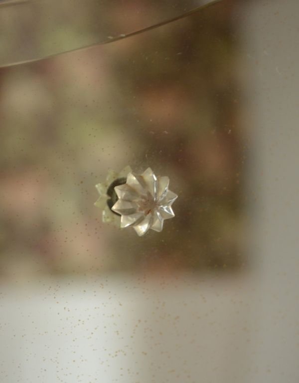 サイドバイサイド アンティーク家具 アンティークのフレンチインテリア、三面鏡ドレッサー(ドレッシングチェスト)。鏡に付いている留め具までお花の形をした可愛いデザインです。(d-1170-f)