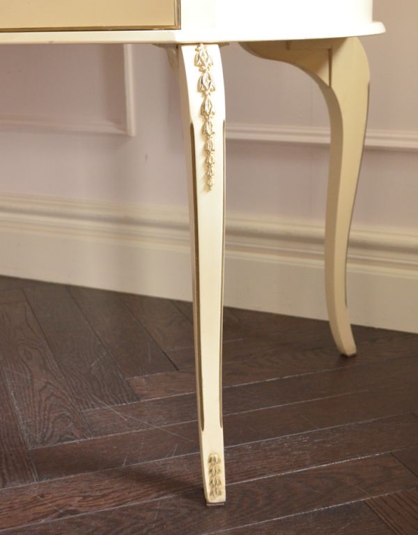 サイドバイサイド アンティーク家具 アンティークのフレンチインテリア、三面鏡ドレッサー(ドレッシングチェスト)。華奢で女性らしい猫脚が外国風の雰囲気を作ってくれます。(d-1170-f)