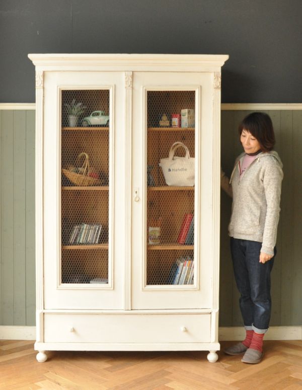 アンティークのキャビネット　アンティーク家具　ホワイトペイントのアンティーク家具、フランスのグリアージュキャビネット。リビングで実用的に使えます。(d-1171-f)