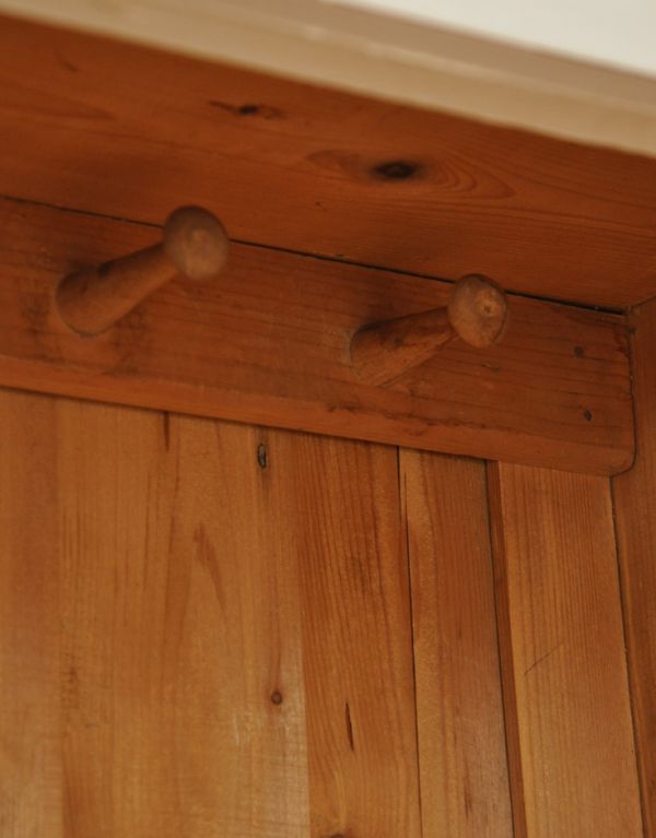 アンティークのキャビネット　アンティーク家具　ホワイトペイントのアンティーク家具、フランスのグリアージュキャビネット。木製の肌あたりのいいフックです。(d-1171-f)