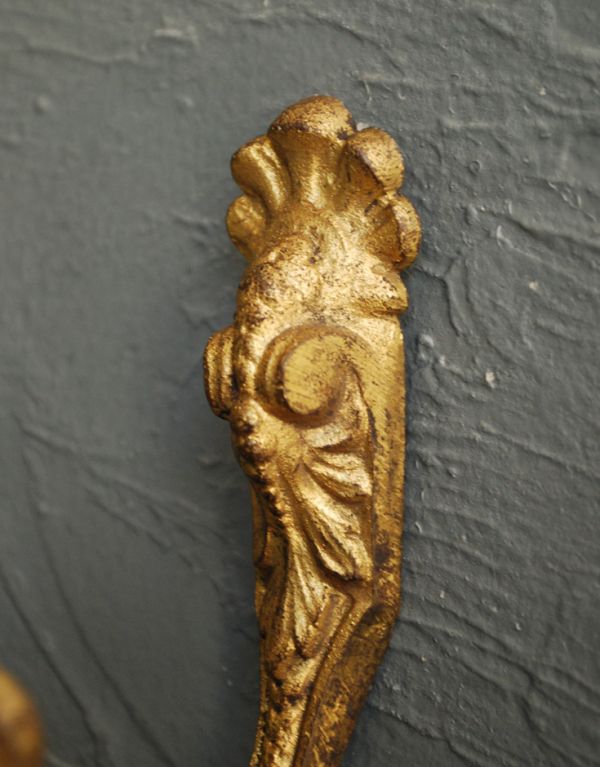 アンティーク雑貨　フレンチインテリア、アンティークのカーテンフック、カーテンホルダー。ブロンズ独特のゴールドカラーがエレガント。(d-1172-z)