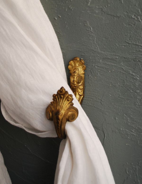 アンティーク雑貨　フレンチインテリア、アンティークのカーテンフック、カーテンホルダー。アンティークのため、多少の欠け・傷がある場合がありますが、使用上問題はありませんので、ご了承下さい。(d-1172-z)