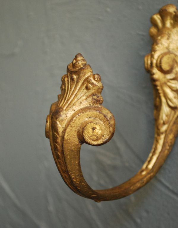 アンティーク雑貨　フレンチインテリア、アンティークのカーテンフック、カーテンホルダー。アンティークのため、多少の汚れ・傷がある場合がありますが、使用上問題はありませんので、ご了承下さい。(d-1172-z)