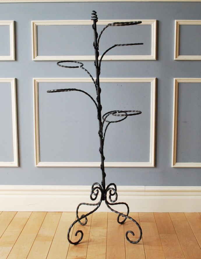 めずらしい家具 アンティーク家具 フランスで見つけた、植物を楽しむアンティークプラントスタンド(花台)。くるくるアイアンがお部屋のアクセントになります。(d-1173-f)