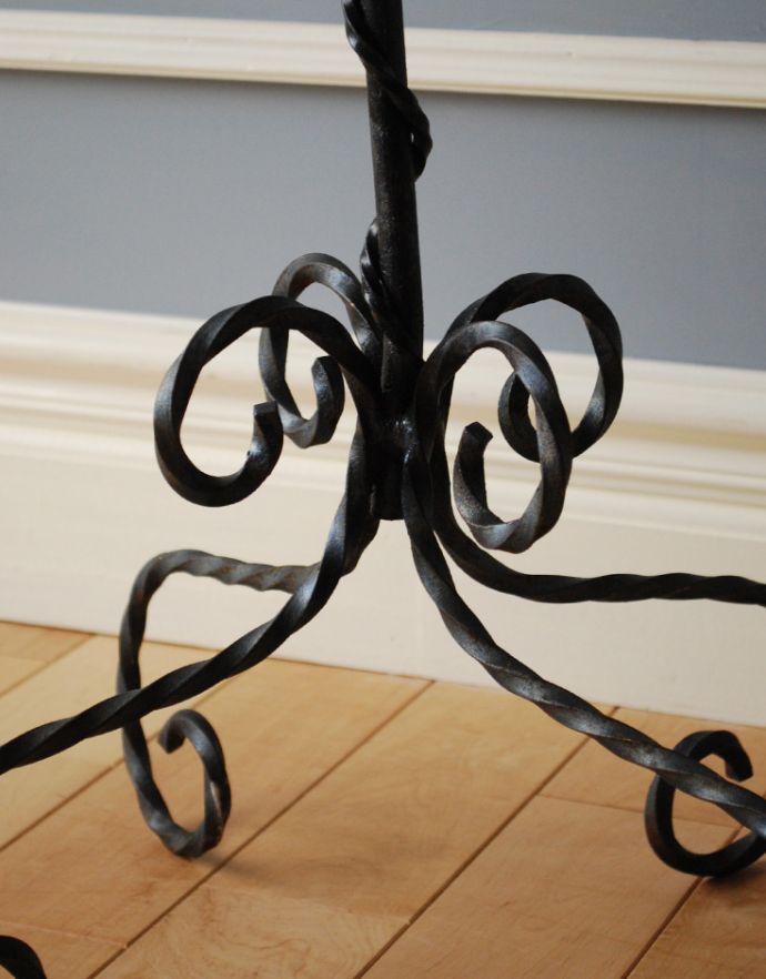 めずらしい家具 アンティーク家具 フランスで見つけた、植物を楽しむアンティークプラントスタンド(花台)。脚のデザインが女性らしくキレイです。(d-1173-f)