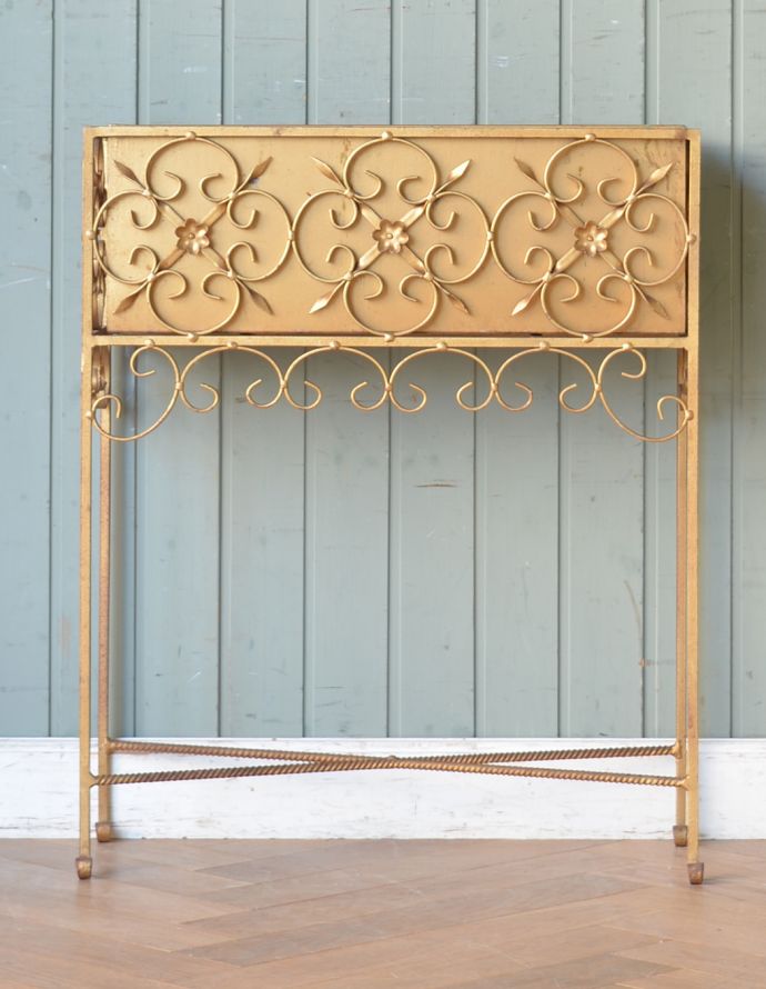 めずらしい家具　アンティーク家具　フランスで見つけた華やかなアイテム、植物を楽しむアンティークプラントスタンド（花台）。お花のデザインも華やか。(d-1174-f)