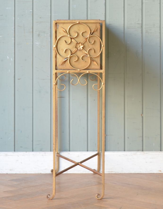 めずらしい家具　アンティーク家具　フランスで見つけた華やかなアイテム、植物を楽しむアンティークプラントスタンド（花台）。脚のデザインが女性らしくキレイです。(d-1174-f)