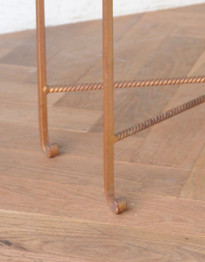 めずらしい家具　アンティーク家具　フランスで見つけた華やかなアイテム、植物を楽しむアンティークプラントスタンド（花台）。安定感のある脚でしっかりテーブルを支えます。(d-1174-f)