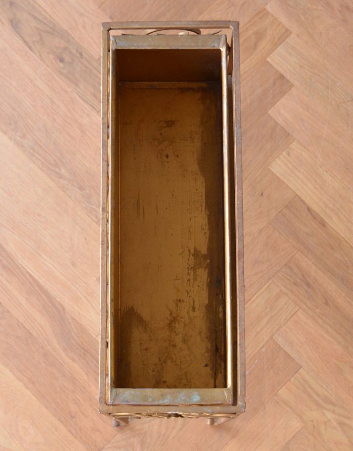 めずらしい家具　アンティーク家具　フランスで見つけた華やかなアイテム、植物を楽しむアンティークプラントスタンド（花台）。奥行きが浅く置きやすいので、玄関やリビングなどどこでも気軽に飾れます。(d-1174-f)