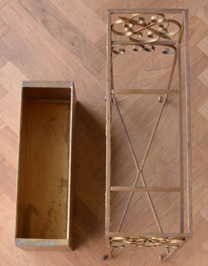 めずらしい家具　アンティーク家具　フランスで見つけた華やかなアイテム、植物を楽しむアンティークプラントスタンド（花台）。スタンドとポット入れは外れる様になっています。(d-1174-f)