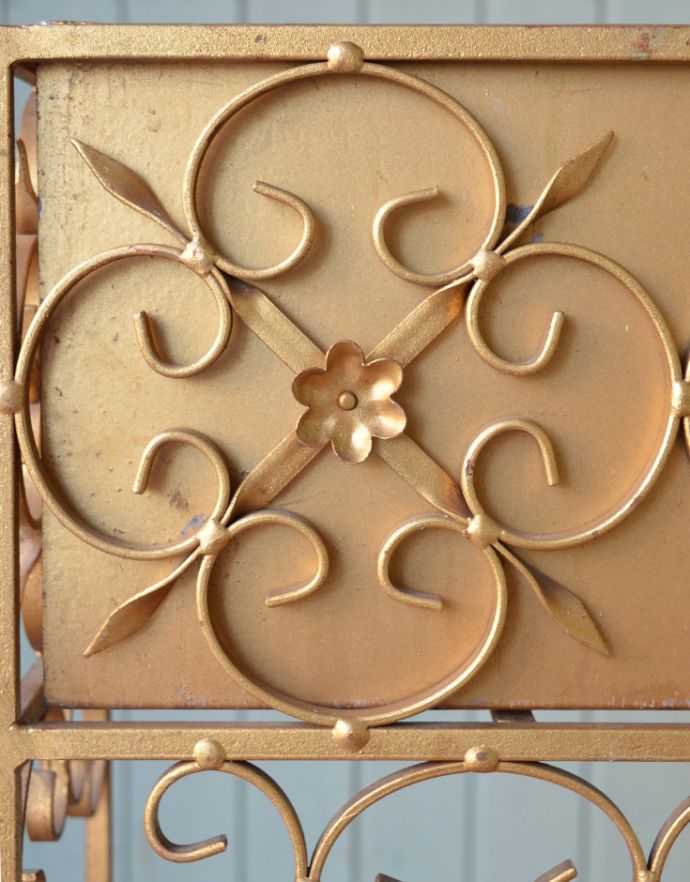 めずらしい家具　アンティーク家具　フランスで見つけた華やかなアイテム、植物を楽しむアンティークプラントスタンド（花台）。大人っぽさの中に可愛らしさもあるデザインは、見ても使っても満足。(d-1174-f)