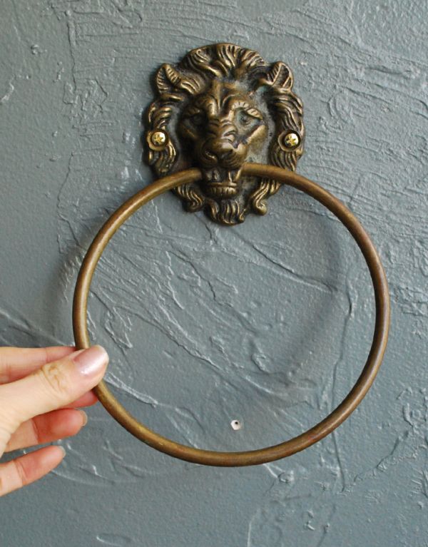 シルバーのカトラリー　アンティーク雑貨　英国アンティーク、真鍮製ライオンヘッドのタオルリング。真鍮に刻まれた、たてがみの様子や表情が、迫力のあるライオンヘッドのタオルリングです。(d-1174-z)