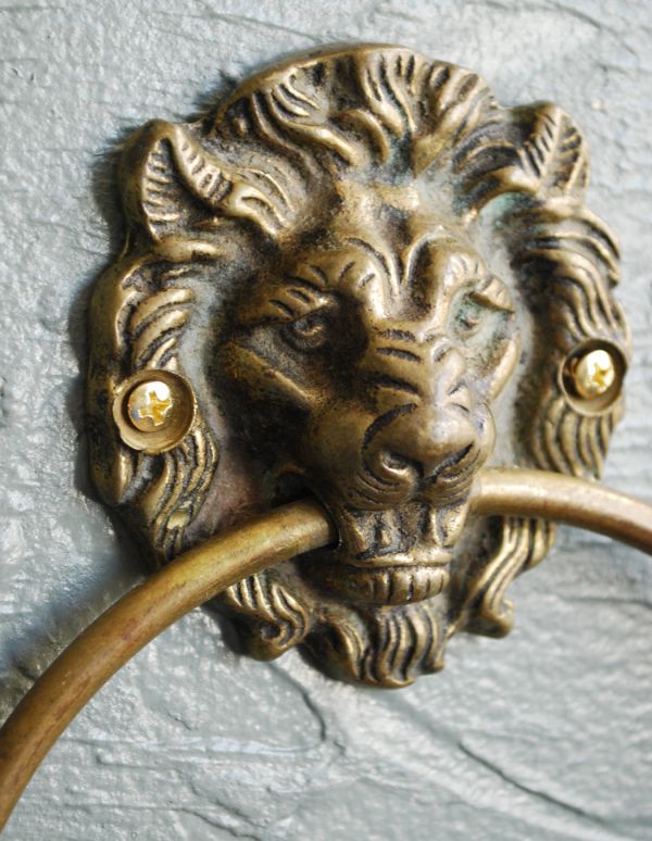 シルバーのカトラリー　アンティーク雑貨　英国アンティーク、真鍮製ライオンヘッドのタオルリング。アンティークのため、多少の欠け・傷がある場合がありますが、使用上問題はありませんので、ご了承下さい。(d-1174-z)