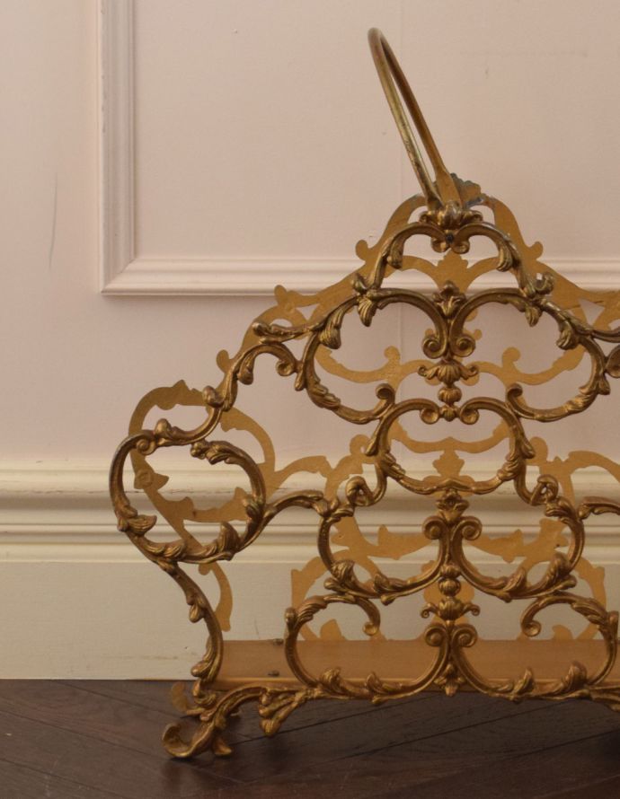 マガジンラック　アンティーク家具　エレガントなフランスデザインが華やか、アンティークマガジンラック。持ち運びも楽なので、使いたいところで使ってくださいね。(d-1175-f)